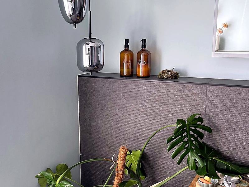 Halbhohe Vorwand mit abgesetzter Ablage und strukturiertem Fliesenspiegel im Waschtischbereich